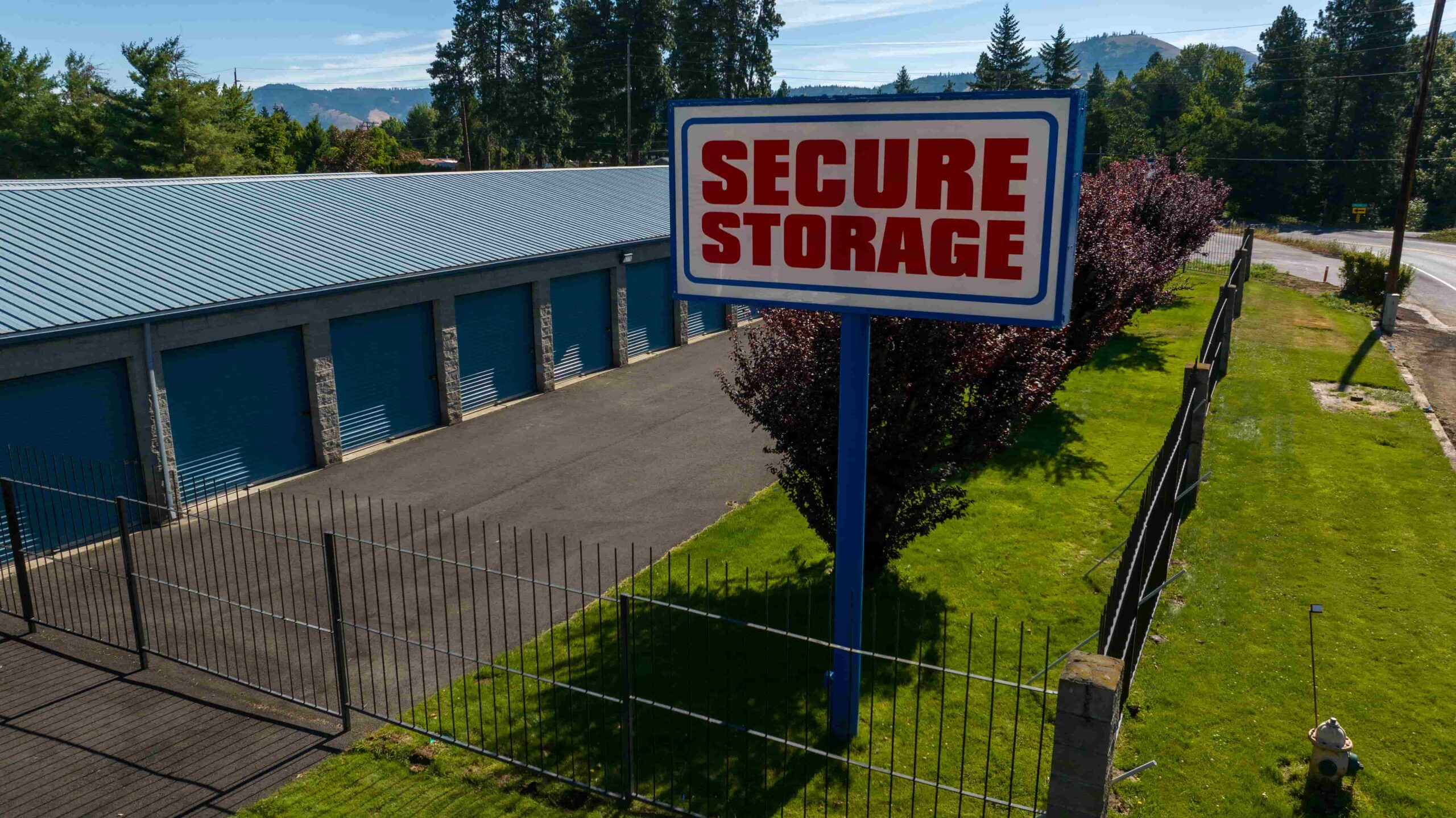 Hillsboro entrance sign and gate